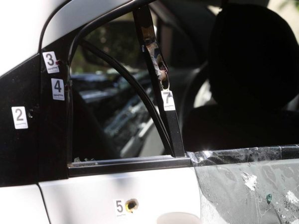 Disparos de arma de fogo no veículo onde estava a vereadora Marielle Franco e o motorista Anderson Gomes (Foto: Marcelo Sayão/EFE/Direitos Reservados)