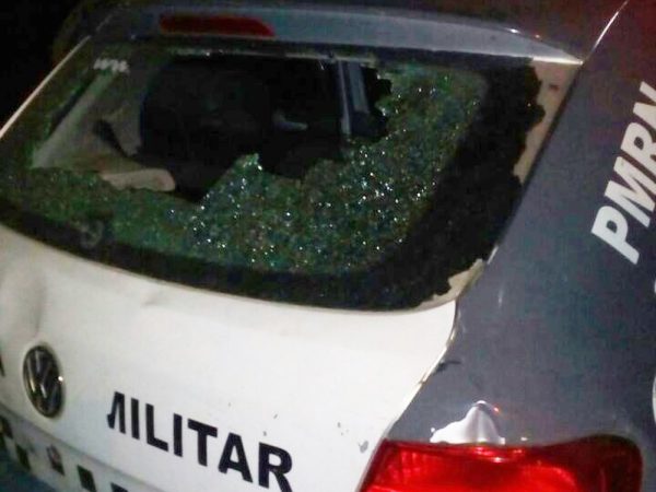 Em meio ao confronto, um dos tiros acertou o para-brisa do carro da PM. A bala saiu pelo vidro traseiro da viatura (Foto: PM/Divulgação)