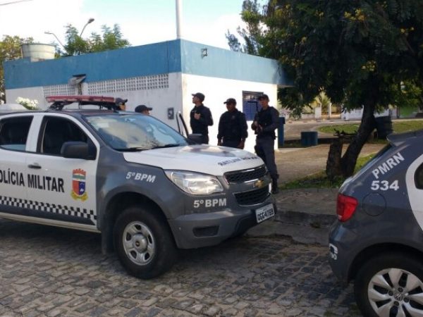 Homem identificado como Ismar Dantas dos Santos estava dirigindo carro que levou dois homens a um local onde havia um veículo roubado, que seria resgatado — Foto: Reprodução.