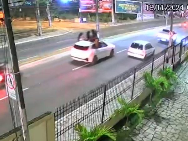 Câmeras registram jovem em cima do carro antes de cair e ser atropelada, em João Pessoa — Foto: Reprodução/TV Cabo Branco