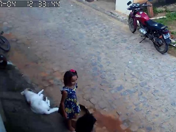 Vídeo mostra Ana Sophia na frente da casa de uma amiga, em Bananeiras — Foto: Reprodução/TV Cabo Branco