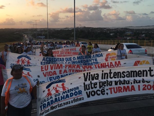 Voluntários fizeram manifestação na Ponte Newton Navarro — Foto: Heloísa Guimarães/Inter TV Cabugi