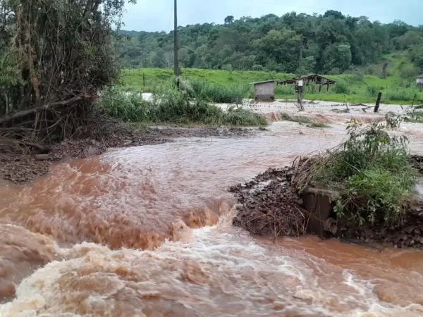 Chuvas no RS: impactos na vida de quilombolas e pequenos agricultores. - Vista Alegre, estrada vicinal se transformou em rio. Infraestrutura de acesso e escoamento da produção camponesa totalmente destruída em 70%.  Foto: Comunicação MPA