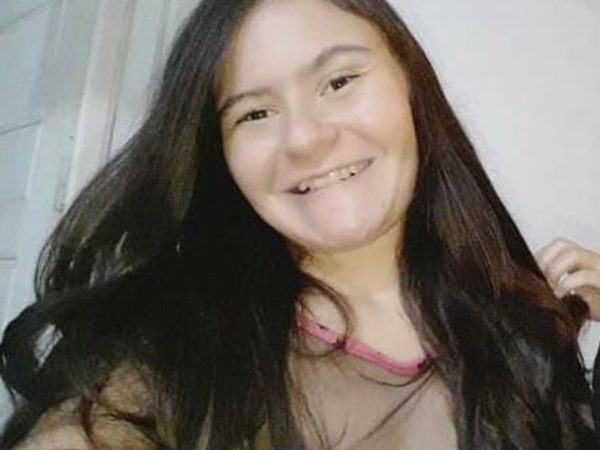 Sandra Letícia Gonçalves da Silva, de 22 anos, foi encontrada morta, sem roupa, dentro de casa — Foto: Arquivo da família
