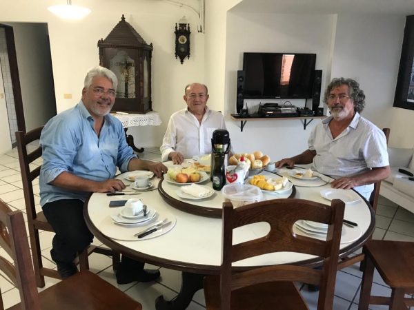 Vivaldo Costa, Alessandru e Gija tomaram um café da tarde e conversaram sobre outras reivindicações.  — Foto: Divulgação