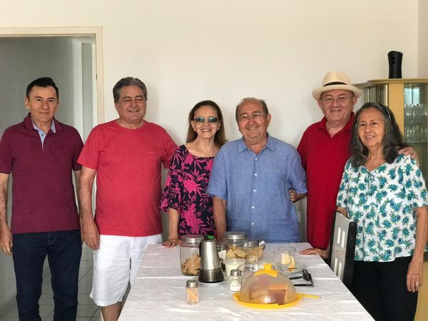 Na manhã deste domingo Vivaldo começou o dia tomando café com os irmãos em Caicó — Foto: Divulgação