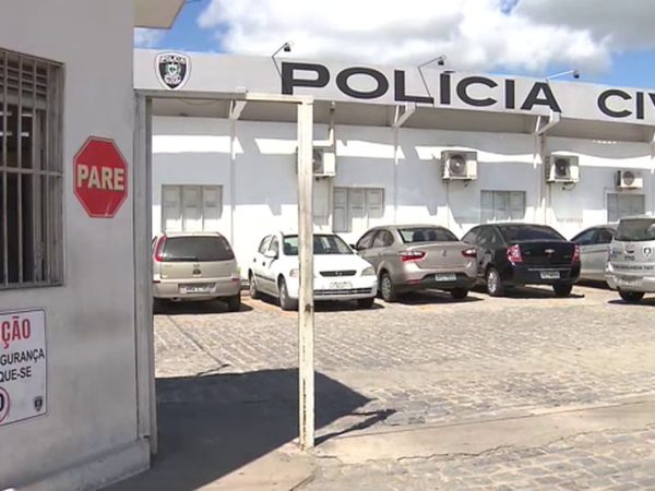 Suspeito foi levado para a Central de Polícia em Campina Grande — Foto: Reprodução/TV Paraíba