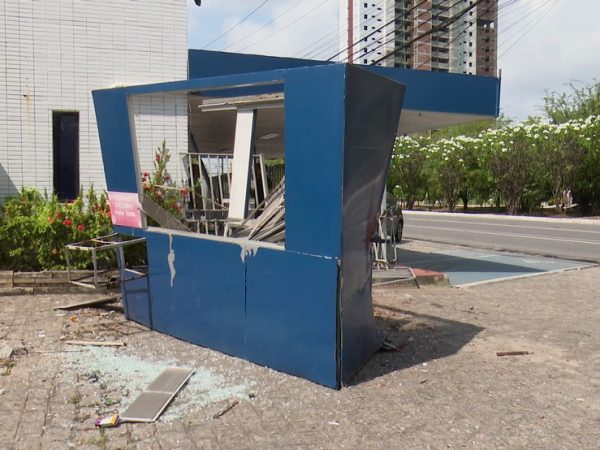 Guarita de escola municipal do Jardim Oceania ficou destruída — Foto: Reprodução/TV Cabo Branco