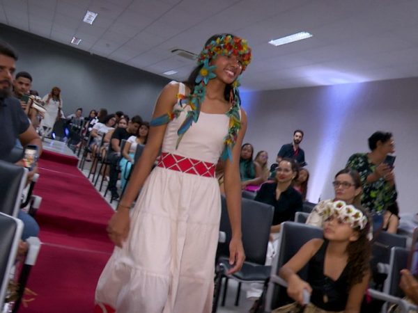 Mulheres indígenas da Aldeia Vitória desfilam coleçam de peças autorais — Foto: Reprodução/TV Cabo Branco