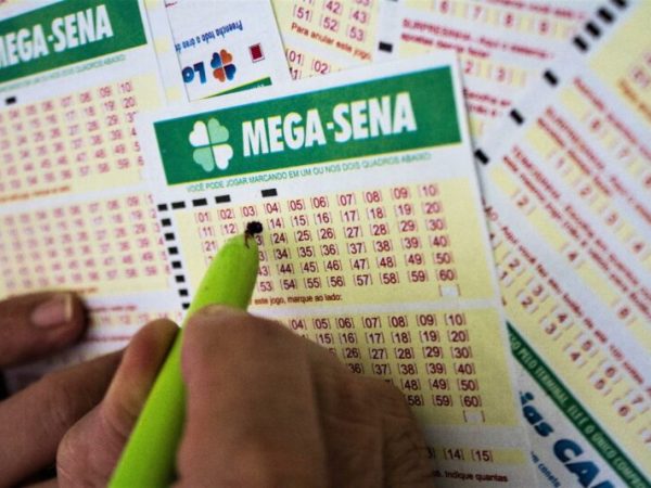 Aposta única da Mega-Sena custa R$ 4,50 e apostas podem ser feitas até às 19h — Foto: Estadão Conteúdo