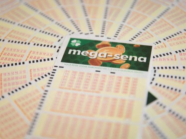 Aposta única da Mega-Sena custa R$ 3,50 e apostas podem ser feitas até às 19h — Foto: Marcelo Brandt/G1