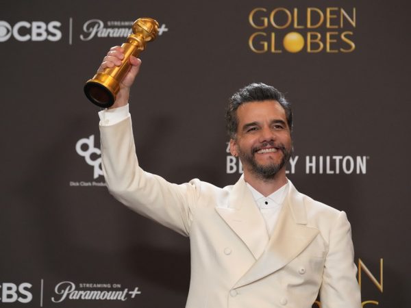 Wagner Moura mostra Globo de Ouro de melhor ator em filme de drama que ganhou por 'O agente secreto' — Foto: Chris Pizzello/AP
