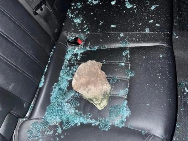 Carros foram danificados no estacionamento interno do clube e pedras arremessadas. — Foto: Reprodução