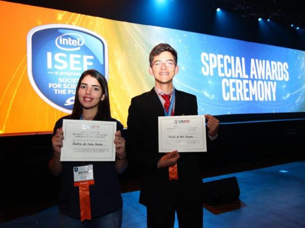 Os estudantes Beatriz da Costa Dantas e Marcelo de Melo Ramalho, de Baraúna, no RN, ficaram entre os finalistas da Intel ISEF (Foto: Divulgação/Mostratec)