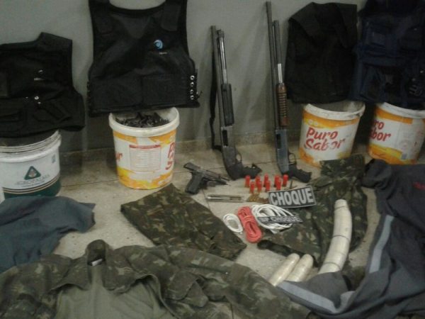 Coletes, armas, munições e roupas foram encontradas em local onde estavam criminosos. (Foto: Divulgação / PM)