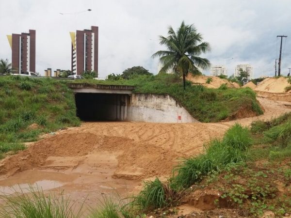 Água da chuva arrastou terra para dentro do túnel de Neópolis, em Natal (Foto: Divulgação/ PRF)