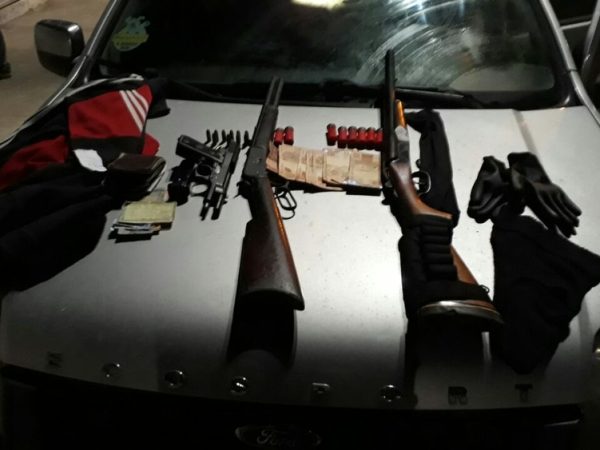 Armas foram encontradas com três homens na cidade de Passagem (Foto: Divulgação/PM)