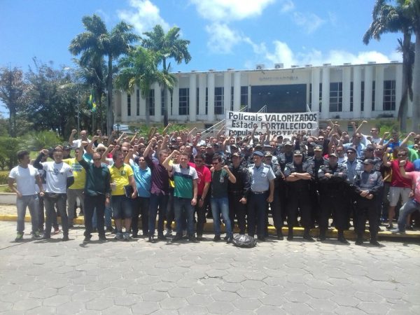 Praças e oficiais do Rio Grande do Norte fazem protesto em frente à governadoria (Foto: Divulgação/ Associação de suboficiais da PM)