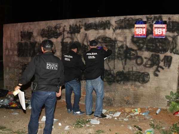 Policiais civis deixam número de denúncias para população do Bom Pastor, em Natal (Foto: Divulgação/ Sesed)