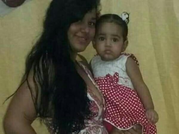 Mara Melo de Andrade, de 20 anos e a filha dela Nicole, de 1 ano, foram encontradas mortas dentro de casa (Foto: Arquivo da família)