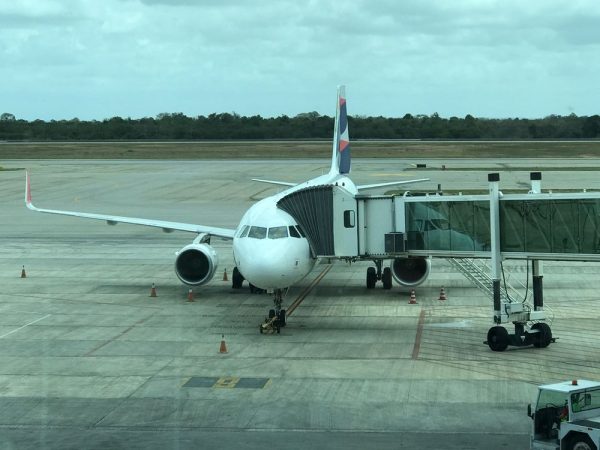 Após cancelamento de embarque, avião foi tirado do pátio do Aeroporto de São Gonçalo do Amarante, na Grande Natal (Foto: Marcelo Barbosa)