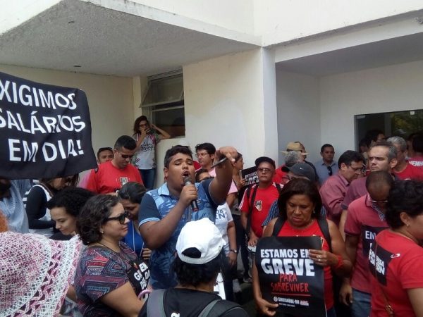 Grevistas tentaram ocupar o prédio da Governadoria, na segunda-feira (13), durante deflagração da greve em Natal (Foto: Divulgação/Aduern)