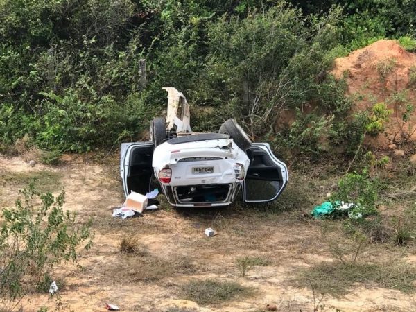 Carro foi encontrado capotado fora da BR-101, em Ceará-Mirim, na Grande Natal (Foto: Kleber Teixeira/Inter TV Cabugi)