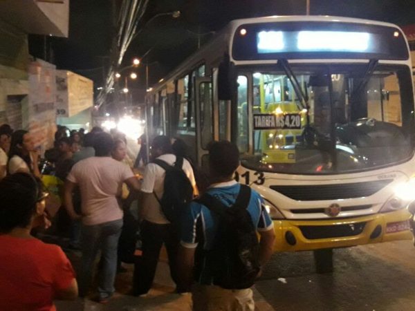 Ônibus da linha 121 foi assaltado em Natal (Foto: Sérgio Henrique Santos/Inter TV Cabugi)