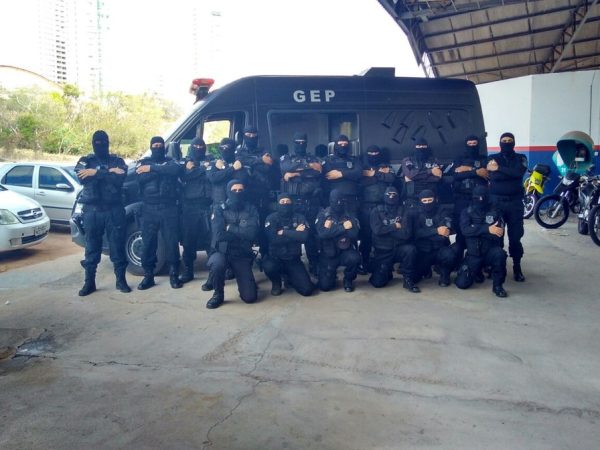 Agentes da Escolta Penal do Rio Grande do Norte cruzaram os braços, literalmente (Foto: Marksuel Figueredo/Inter TV Cabugi)