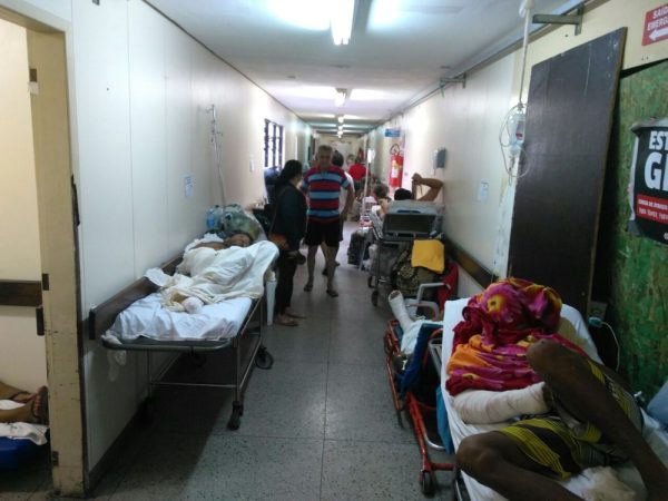 Mais de 90 pacientes estão nos corredores do Hospital Monsenhor Walfredo Gurgel, em Natal (Foto: Marksuel Figueredo/Inter TV Cabugi)