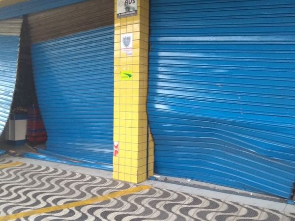 Bandidos usaram carros para arrombar as portas das lojas (Foto: Ediana Miralha/Inter TV Cabugi)