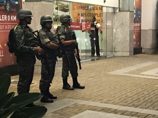 Homens do exército em frente a porta do maior shopping de Natal; consumidores relataram tentativa de assalto no fim da noite (Foto: Kleber Teixeira/Inter TV Cabugi)