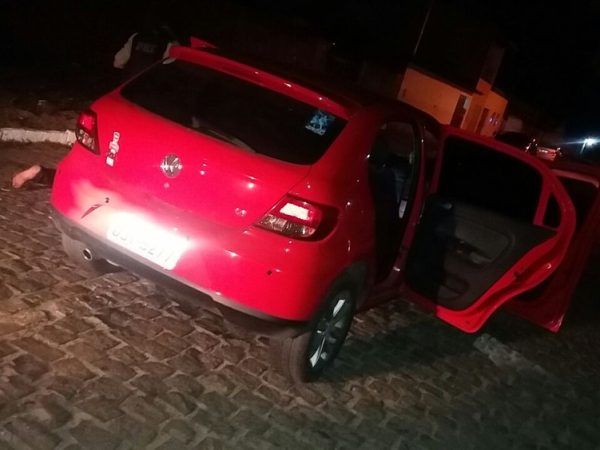 Carro roubado foi recuperado pela PRF em Parnamirim, na região metropolitana de Natal (Foto: PRF/Divulgação)