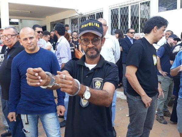 Policial Severino Bezerra, de 52 anos, se algemou na Delegacia Geral de Polícia Civil (Foto: Sinpol/Divulgação)