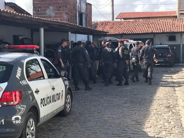 Policiais militares reunidos no 9º Batalhão da PM do Rio Grande do Norte nesta terça-feira (2). (Foto: Kleber Teixeira/Inter TV Cabugi)