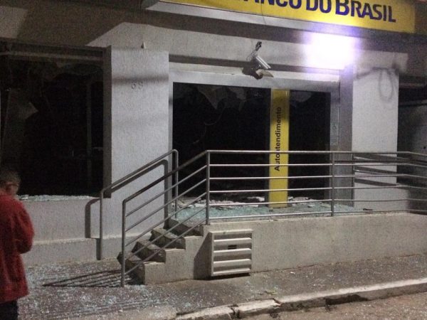 Agência do Banco do Brasil ficou parcialmente destruída, em Martins. (Foto: PM/Divulgação)