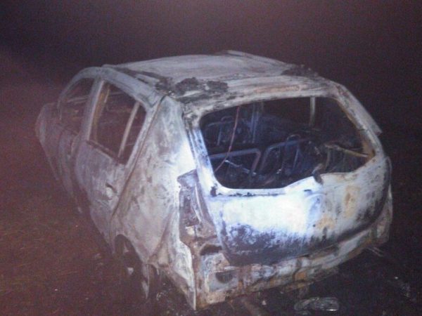 Corops foram encontrados em carro roubado na Rio-Santos, em Angra dos Reis (Foto: Divulgação/Polícia Militar)