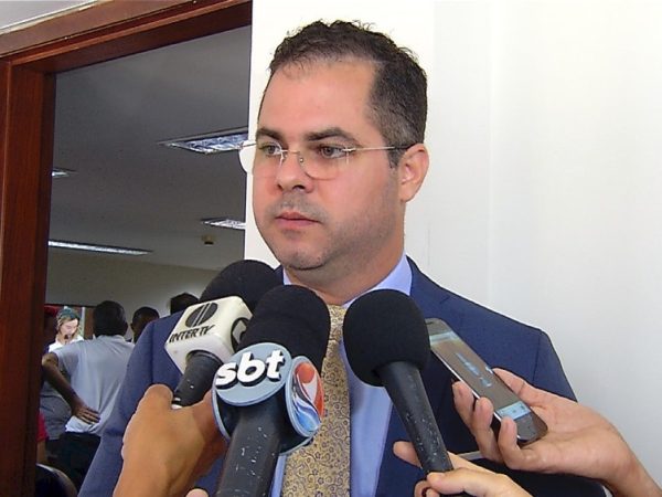 Cristiano Feitosa, secretário de Administração e Recursos Humanos, afirma que governo vai pagar 13º salário atrasado (Foto: Reprodução/Inter TV Cabugi)