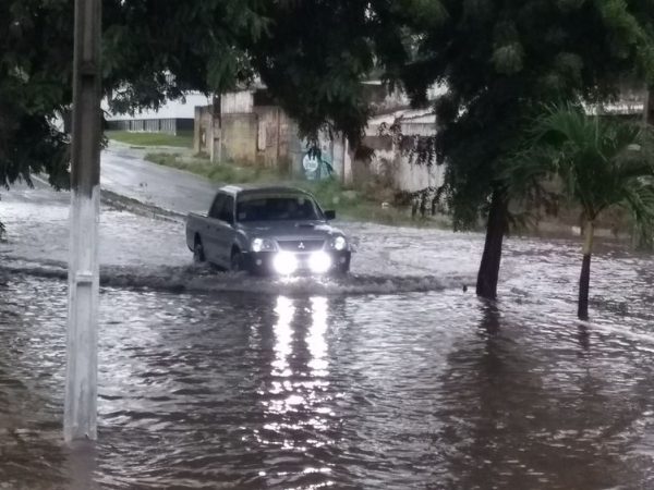 Avenida Rui Barbosa, na Zona Sul de Natal, alagada (Foto: Ediana Miralha/Inter TV Cabugi)