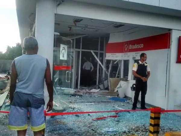 Bandidos explodem agência do Bradesco em Ceará-Mirim (Foto: Julianne Barreto/Inter TV Cabugi)