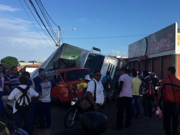 Caminhão tombou em cima de uma Kombi na Zona Norte de Natal (Foto: Elton Lopes)