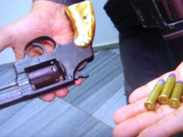 Policial mostra arma encontrada com o soldado da FAB preso após assalto em Natal (Foto: Rafael Barbosa/G1)