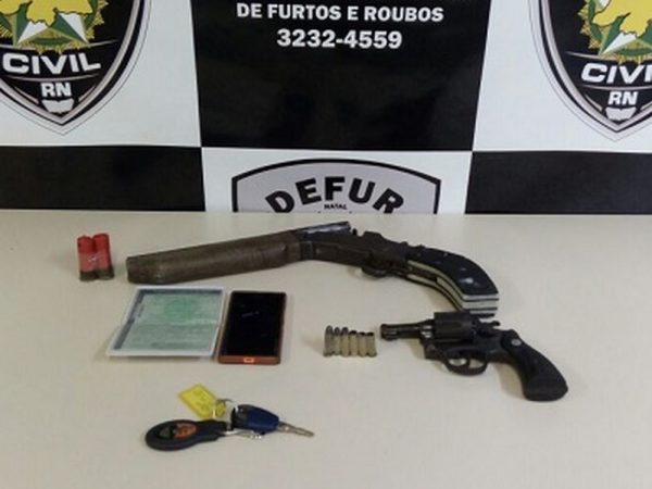 Armas apreendidas com suspeitos na Zona Oeste de Natal (Foto: Polícia Civil/Divulgação)