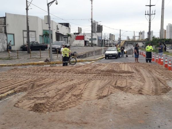 Trecho foi aterrado, após asfalto da avenida Prudente de Morais, na Zona Sul de Natal, ceder (Foto: Heloisa Guimarães/Inter TV Cabugi)