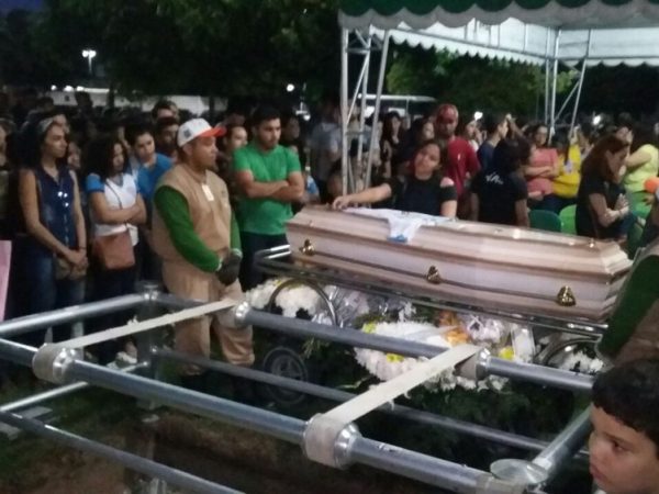 Professor Judson Rodrigues foi sepultado no Cemitério Parque da Passagem, em Extremoz (Foto: Sérgio Henrique Santos/Inter TV Cabugi)