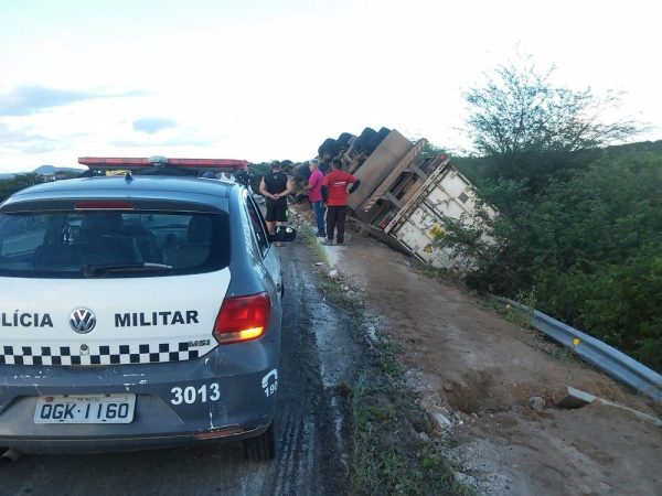 Caminhão capotou na BR-226, em Currais Novos, interior do Rio Grande do Norte (Foto: J.Júnior/Cedida)