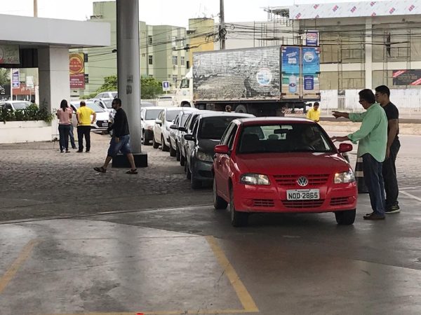 Fila de carros se formou para comprar gasolina a R$ 2,60 em Natal (Foto: Italo Di Lucena/Inter TV Cabugi)