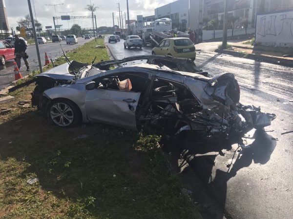 Carro ficou destruído após colisão com caminhão na BR-101, em Natal (Foto: Kleber Teixeira/Inter TV Cabugi)