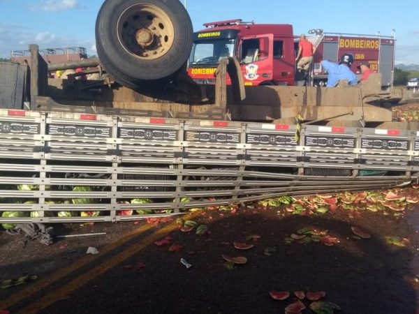 O caminhão estava carregado de melancias e capotou na RN-228, na região Seridó (Foto: Divulgação/PM)