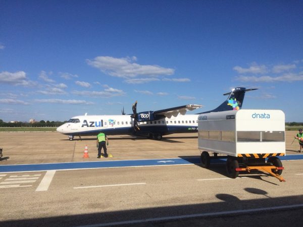 Primeiro voo de retomada dos serviços no aeroporto de Mossoró aconteceu nesta quarta-feira (13) (Foto: Hugo Andrade/Inter TV Costa Branca)